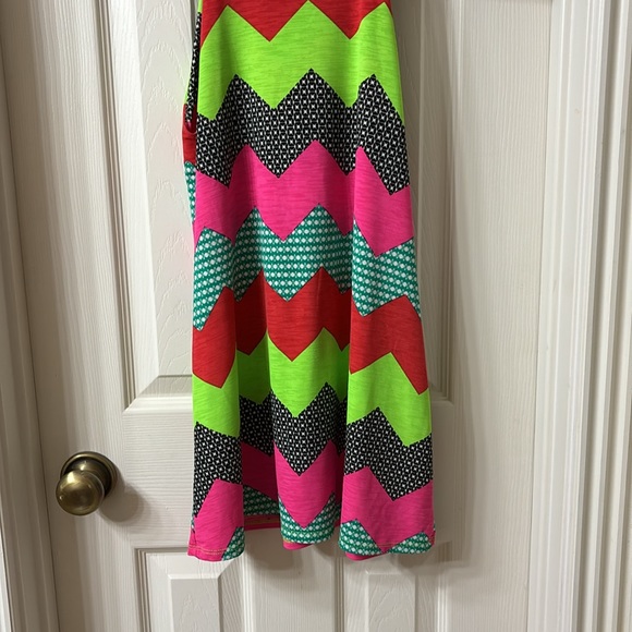 Vibrant Chevron Sleeveless Tunic Top - Picture 3 of 5